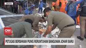 VIDEO: Petugas Bersihkan Puing Reruntuhan Bangunan Johar Baru
