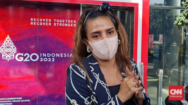 Nowela Elizabeth Mikelia Auparay mengaku menerima uang ratusan juta rupiah dari Bupati Mamberamo Tengah (Mamteng) Ricky Ham Pagawak.