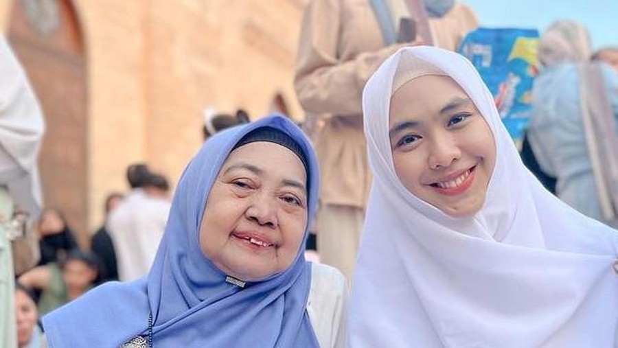 Oki Setiana Dewi dan sang ibunda
