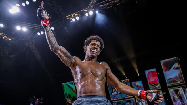 Sebelum kini meraih sukses di dunia MMA dengan status Juara Dunia, Adriano Moraes harus menempuh jalan berliku ketika ditelantarkan di jalanan saat masih kecil.
