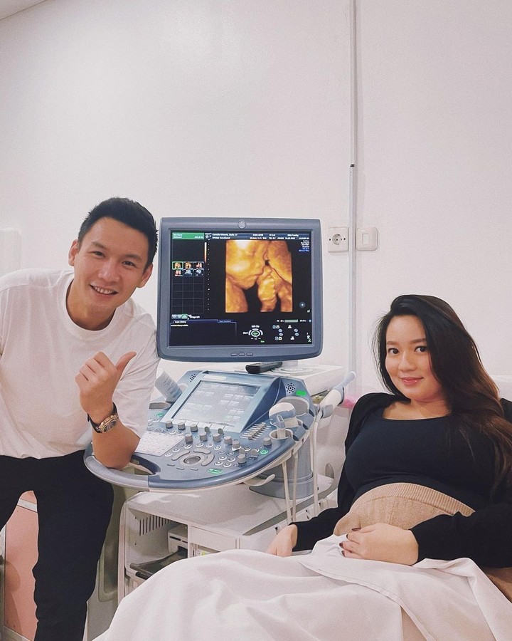 Memasuki usia pernikahan ke-5, Fendy Chow dan istri, Stella Cornelia sedang menanti buah hati pertama mereka, nih Bunda. Lihat potret kebahagiaan keduanya yuk.