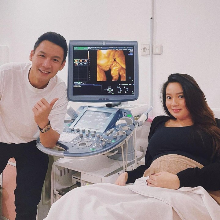 <p>Pasangan yang menikah pada 23 Juli 2017 ini terlihat kompak dan sangat bahagia. Mereka memanggil sang buah hati dengan sebutan Baby Chowa dan diketahui berjenis kelamin laki-laki, nih Bunda. (Foto: Instagram @Fendychow)</p>