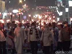Masya Allah! Iring-iringan Pawai Obor di Purwakarta Capai 1 KM