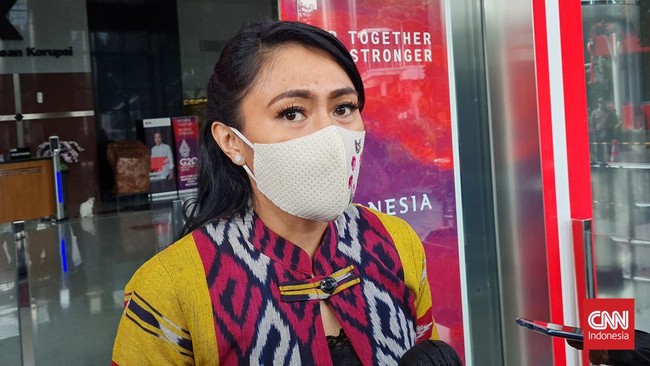 Presenter TV Brigita Manohara diduga menerima Rp480 juta dari Bupati Mamberamo Tengah, Papua, yang kini berstatus buron KPK.