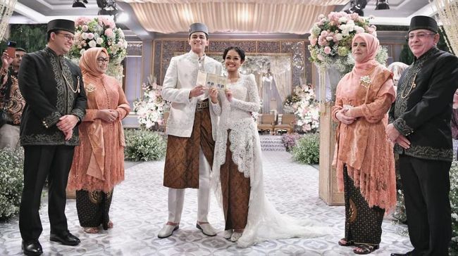 Busana adat Jawa mewarnai pernikahan anak Anies Baswedan, Mutiara Annisa Baswedan bersama suaminya, Ali Saleh Alhuraebi.
