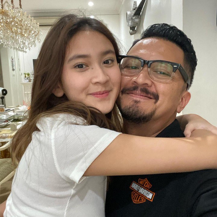 <p>Aktor Ferry Maryadi memiliki putri sulung yang kini beranjak remaja, Bunda. Dia adalah Harliafa Princi Maryadi. (Foto: Instagram @harleyavaprincy)</p>