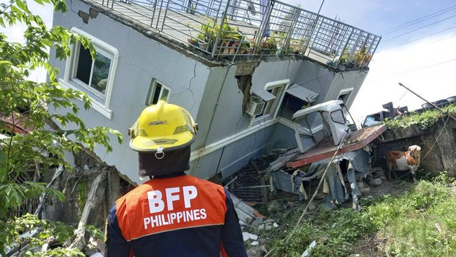 Gempa magnitudo 6,9 di Filipina tengah pada Selasa (30/9) malam menewaskan lima orang.