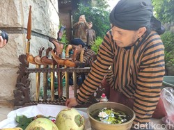 Melihat Warga Gresik Ritual Jamasan Keris di Malam 1 Suro