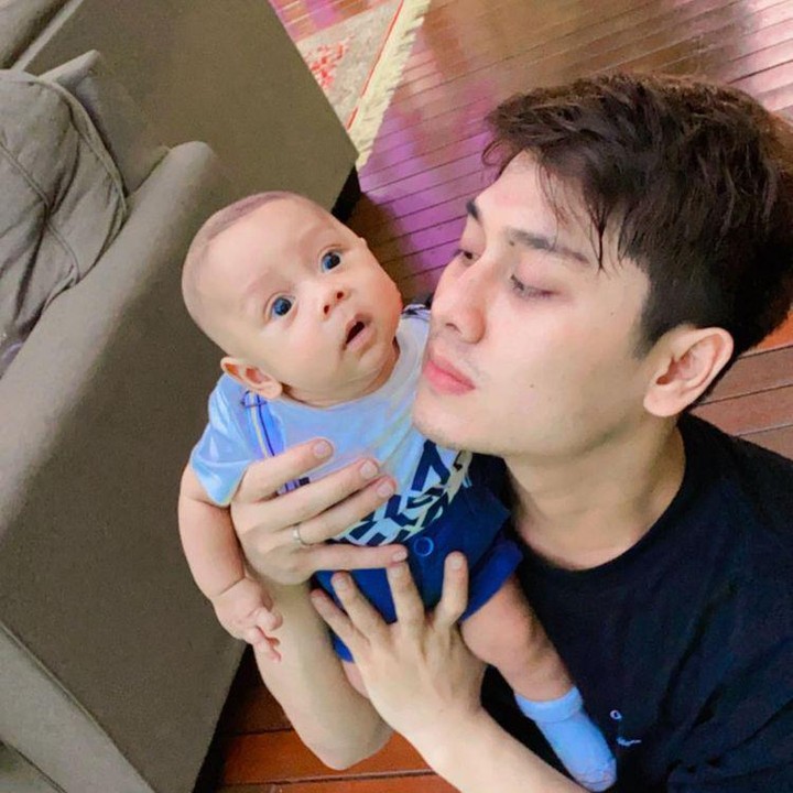 <p>Rizky Billar kini disibukkan dengan peran barunya sebagai ayah muda, Bunda. Suami Lesti Kejora ini juga ambil bagian dalam mengurus buah hati semata wayangnya, Muhammad Leslar Al-Fatih Billar. (Foto: Instagram @rizkybillar)</p>