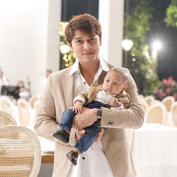<p>Sebagai ayah muda, Rizky Billar tampaknya sudah tak canggung mengasuh sang putra, Bunda. Ia terlihat sudah luwes menggendong baby L lho. (Foto: Instagram @rizkybillar)</p>