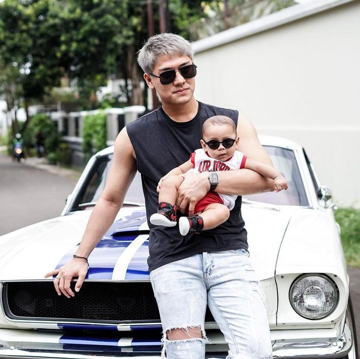<p>Baby L enggak mau kalah nih bergaya depan kamera bersama sang ayah. Ia terlihat keren mengenakan seragam basket dengan kacamata hitam. (Foto: Instagram @rizkybillar)</p>