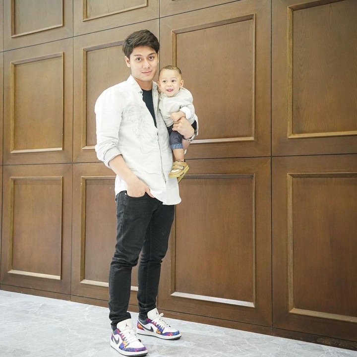 <p>Ayah dan anak ini juga sering mengenakan <em>outfit</em> dengan motif dan warna senada. <em>Daddy goals</em> banget kan? (Foto: Instagram @rizkybillar)</p>