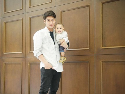 7 Potret Ayah Muda Rizky Billar Momong Anak Pertama, Baby L