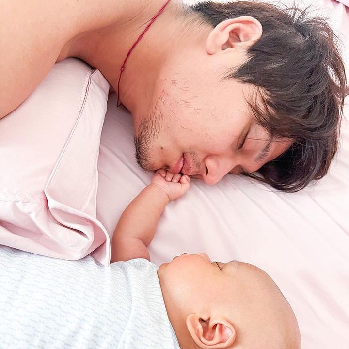<p>Rizky Billar kerap membagikan momen kebersamaannya dengan sang putra di media sosial lho. Pria 27 tahun ini sering mengunggah momen saat mengasuh baby L. (Foto: Instagram @rizkybillar)</p>