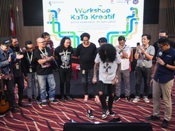 Momen Sandiaga Hadiahi Sepatu Lokal untuk Musisi Rock di Manado