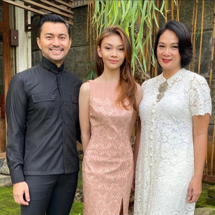 <p>Aktor ternama Anjasmara menikah dengan Dian Nitami pada tahun 1999. Setelah menikah, keduanya pun dikaruniai dua anak bernama Sasikirana Zahrani Asmara dan Arka Setya Andipa Asmara. (Foto: Instagram:@sasiasmara)</p>