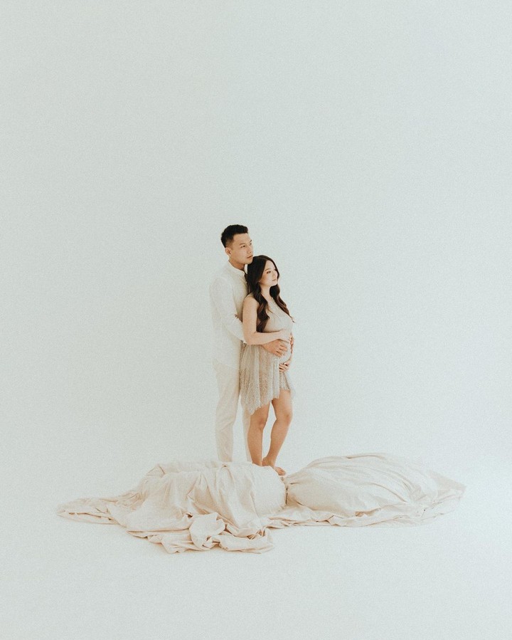 Memasuki usia pernikahan ke-5, Fendy Chow dan istri, Stella Cornelia sedang menanti buah hati pertama mereka, nih Bunda. Lihat potret kebahagiaan keduanya yuk.