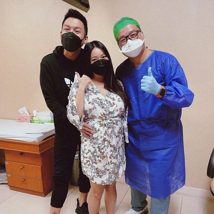 <p>Selama kehamilan, Fendy selalu mengunggah perkembangan Baby Chowa nih. Keduanya tidak pernah lupa untuk melakukan kontrol ke dokter. Wah, semoga Stella dan Baby Chowa sehat sampai lahiran nanti ya! (Foto: Instagram @Fendychow)</p>