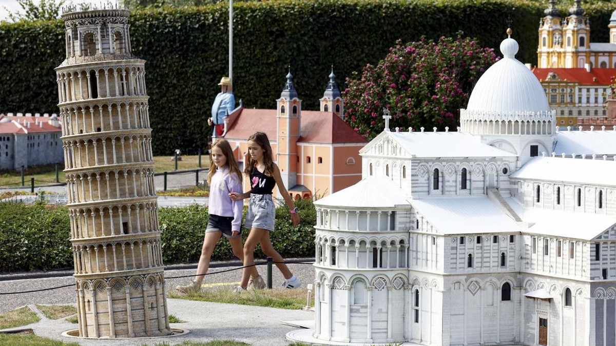 FOTO: Miniatur Aksi Ukraina Melarikan Diri dari Invasi Rusia