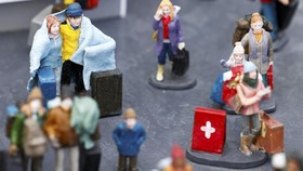 FOTO: Miniatur Aksi Ukraina Melarikan Diri dari Invasi Rusia