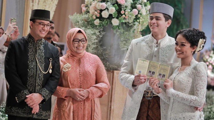 Senyum Anies Lihat Mutiara Baswedan Sah Dinikahi Ali Saleh Alhuraiby (dok Keluarga Anies) Senyum Anies Lihat Mutiara Baswedan Sah Dinikahi Ali Saleh Alhuraiby (dok Keluarga Anies)