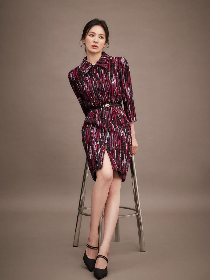 Pada Kamis, (28/7) lalu, Song Hye Kyo membagikan beberapa potret terbarunya bersama fashion brand asal Korea Selatan, 'MIICHA'./ Foto: Mok Jung Wook