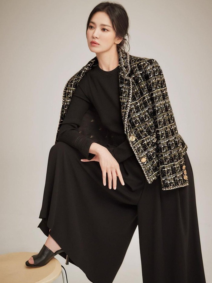 Dalam pemotretan kali ini, Song Hye Kyo tampil berkelas dan menawan dengan gaya ala 'Office Look', serta nuansa pakaian berbahan tweed yang kini makin menjadi trend./ Foto: Mok Jung Wook