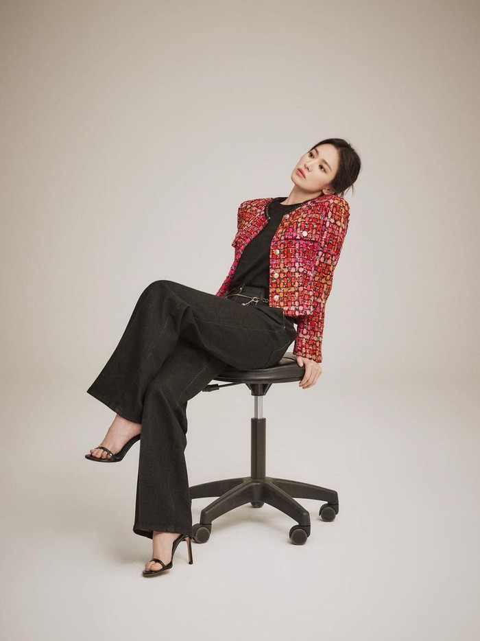 Tak hanya blazer tweed berwarna hitam seperti di potret sebelumnya, Song Hye Kyo juga tampil 'berani' dengan warna merah yang menjadi 'ikon' dari blazer tweed yang ia kenakan./ Foto: Mok Jung Wook