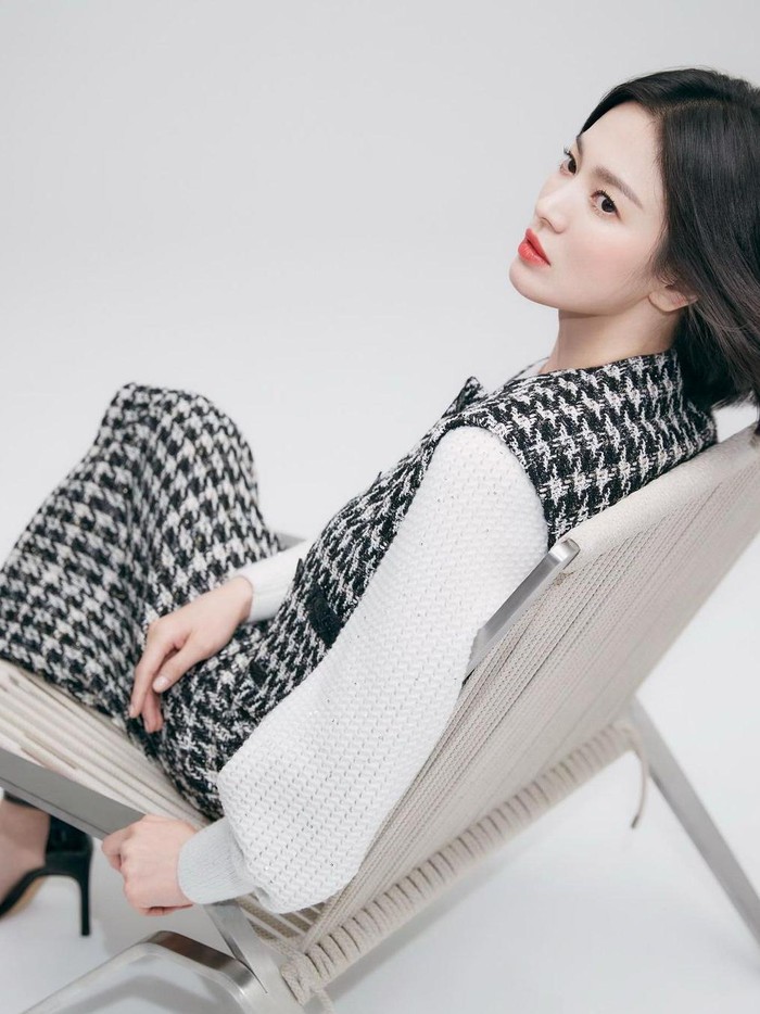 Masih dengan outfit nuansa tweed, kali ini sang aktris mengenakan dress tweed dengan inner lengan panjang berwarna putih serta lengan puff yang memberi kesan manis. Dari beberapa gaya Song Hye Kyo tersebut, mana yang paling kamu suka, Beauties?/ Foto: Mok Jung Wook