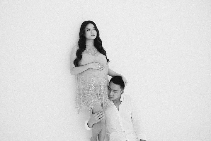 Memasuki usia pernikahan ke-5, Fendy Chow dan istri, Stella Cornelia sedang menanti buah hati pertama mereka, nih Bunda. Lihat potret kebahagiaan keduanya yuk.