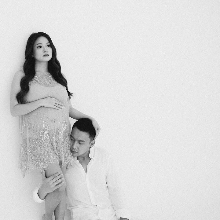 <p>Stella terlihat cantik dengan gaun mini yang berkilauan, dan tampak selalu berpose sambil memegang perutnya. Keduanya tampak tak sabar menyambut Si Kecil Chowa. (Foto: Instagram @stellarcor)</p>