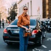 Nggak Bikin Gerah, Ini Padu padan Leather Shirt yang Bisa Kamu Coba