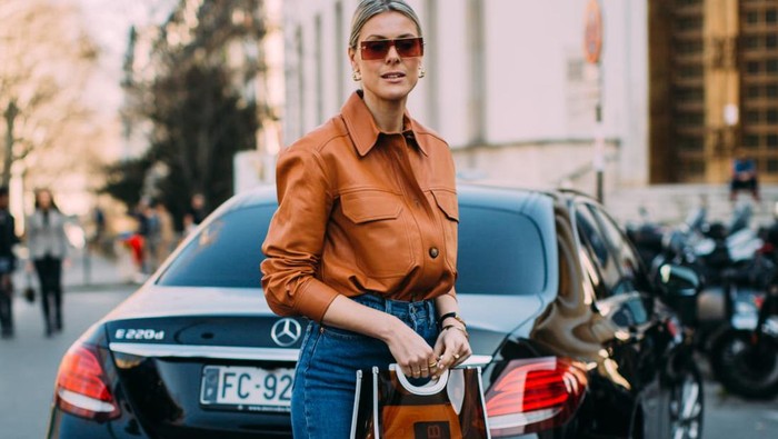 Nggak Bikin Gerah, Ini Padu padan Leather Shirt yang Bisa Kamu Coba