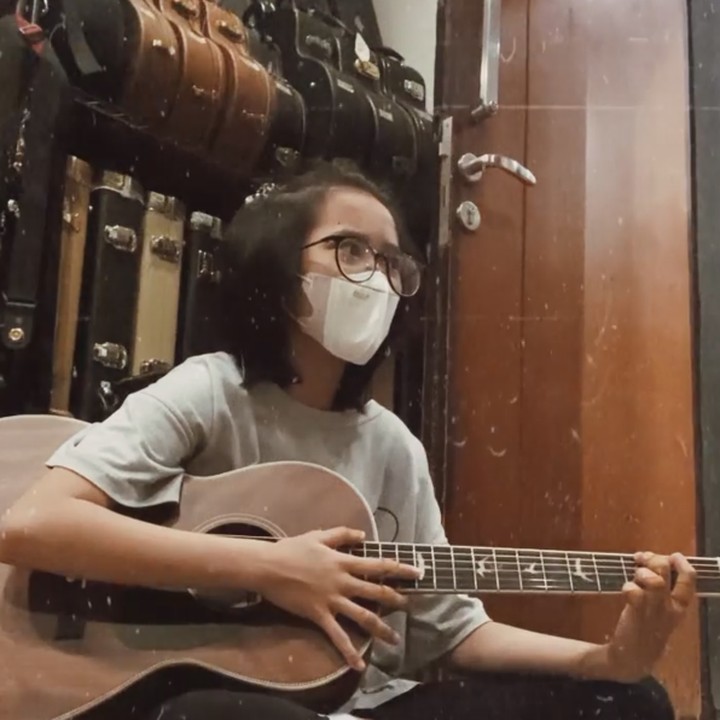 <p>Tak hanya belajar anggar, Abbey juga kini sangat antusias belajar bermain gitar. “Anak ini belakangan..<em>requestnya aneh2</em>…<em>skrng</em> belajar <em>geetar gaes</em>,” tulis Baim sebagai keterangan unggahan Instagramnya. (Foto: Instagram @baimguitar)</p>