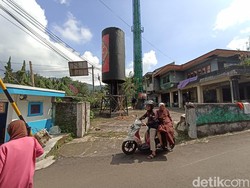 Tugu Botol Kecap Dibongkar Setelah Puluhan Tahun Jadi Ikon Puncak