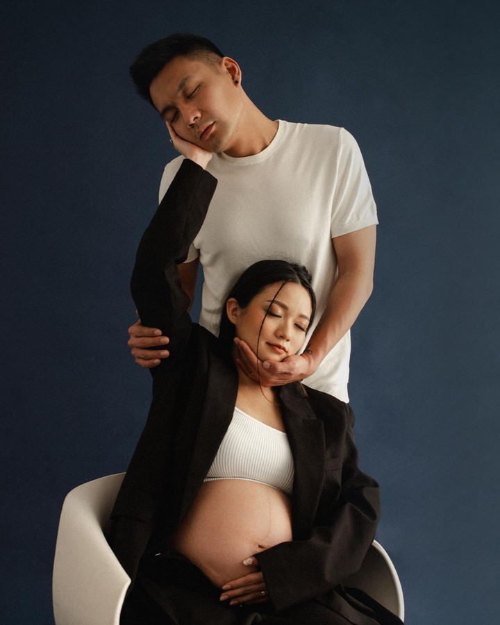 Memasuki usia pernikahan ke-5, Fendy Chow dan istri, Stella Cornelia sedang menanti buah hati pertama mereka, nih Bunda. Lihat potret kebahagiaan keduanya yuk.