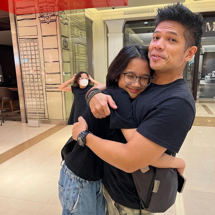 <p>Wah meskipun masih remaja Abbey ternyata termasuk anak yang serba bisa ya, Bunda. (Foto: Instagram @baimguitar)</p>