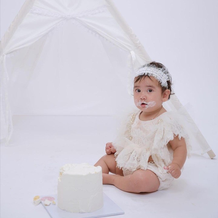 <p>Anak kedua dari pasangan Dwi Handayani dan Muhamad Putra Setia diberi nama Ilayya Yasmina Qamara. Si Kecil ini akrab disapa Ilayya. (Foto: Instagram @dwihandaanda)</p>