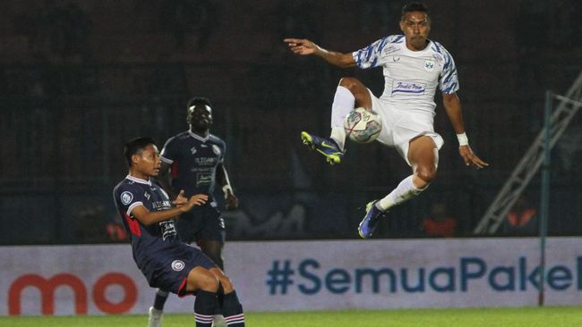 Arema FC ditahan imbang PSS Sleman 0-0 dalam lanjutan Liga 1 2022/2023 yang dihelat di Stadion Kanjuruhan, Malang, Jumat (5/8).
