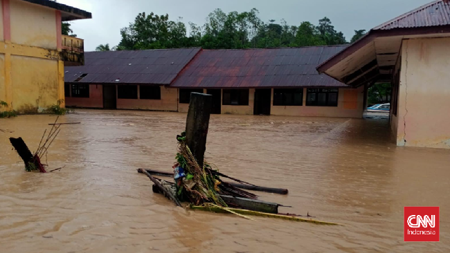 Warga Seram Barat sempat mengamuk usai dua rumah hanyut terbawa arus sungai imbas tanggul penahan air tak juga dibangun pemda setempat.