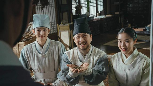 Sinopsis Poong the Joseon Psychiatrist mengisahkan mantan tabib Istana yang menjadi psikiater setelah diusir dari kerajaan.