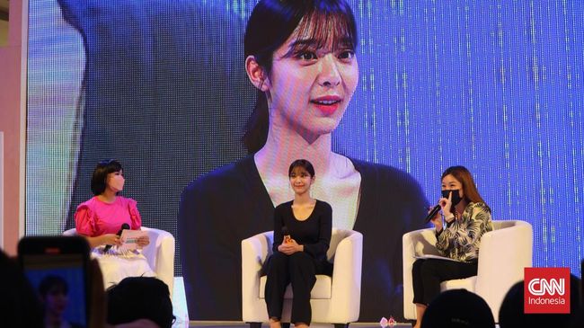 Aktris asal Korea Selatan Seol In-ah menyapa penggemar dalam bahasan Indonesia saat menghadiri acara temu penggemar di Central Park, Jakarta Barat.