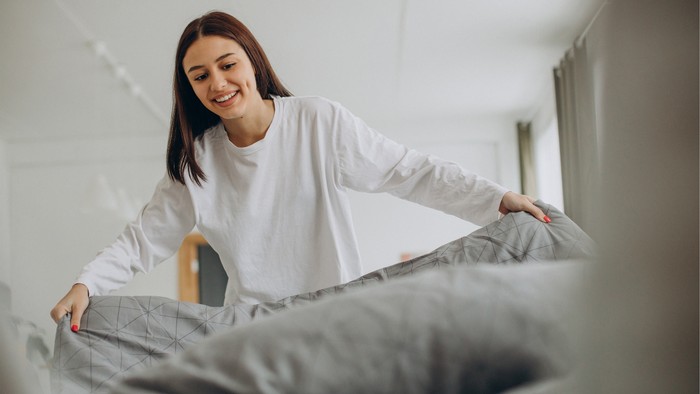 Merapikan tempat tidur sebagai kebiasaan pagi hari yang bermanfaat.