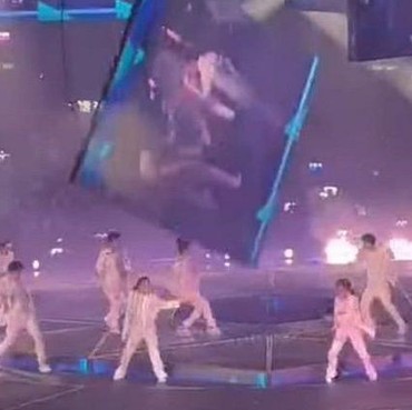 Detik-detik LED Raksasa Timpa Dancer di Konser Boyband Hong Kong Mirror
