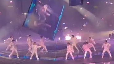 img-title Detik-detik LED Raksasa Timpa Dancer di Konser Boyband Hong Kong Mirror