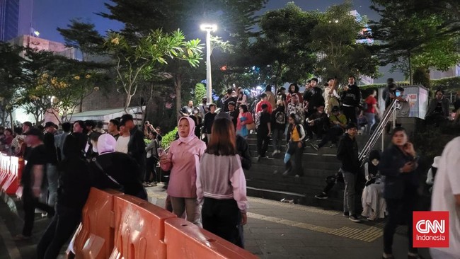 Sekitar 15 menit sebelumnya, aparat sudah mulai mengumumkan imbauan kepada warga yang berkumpul di area Taman Dukuh Atas untuk mulai bubar dan pulang.