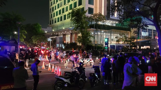 Saat dibubarkan aparat mulai pukul 22.00 WIB, warga pengunjung Citayam Fashion Week terlihat banyak yang bergerak pulang via Stasiun KRL Sudirman.