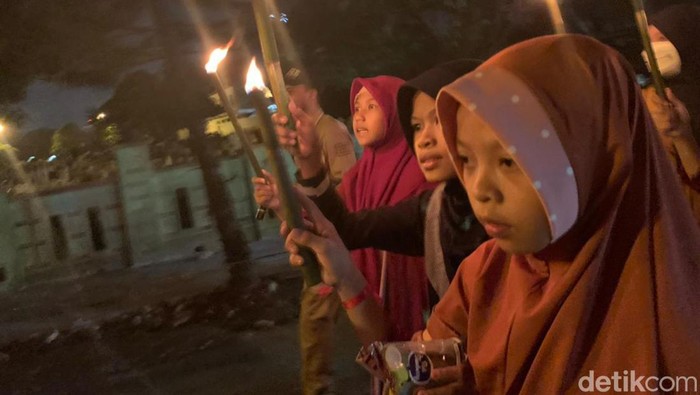 Sejumlah remaja mengikuti pawai obor di Medan. Pawai obor ini dilakukan dalam rangka memperingati tahun baru Islam. (Kartika Sari/detikSumut)