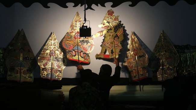 Anies Baswedan menyatakan pertunjukan seni wayang kulit harus mendapatkan atensi dari pemerintah. Pasalnya, wayang kulit adalah tontonan sarat akan tuntutan.