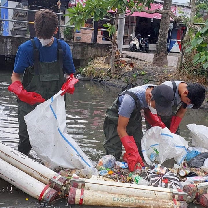 <p>Semoga aksi Kiran ini bisa menjadi panutan dan turut diterapkan oleh seluruh masyarakat ya, Bunda! (Foto: Instagram: @kartikasoekarnofoundation)</p>